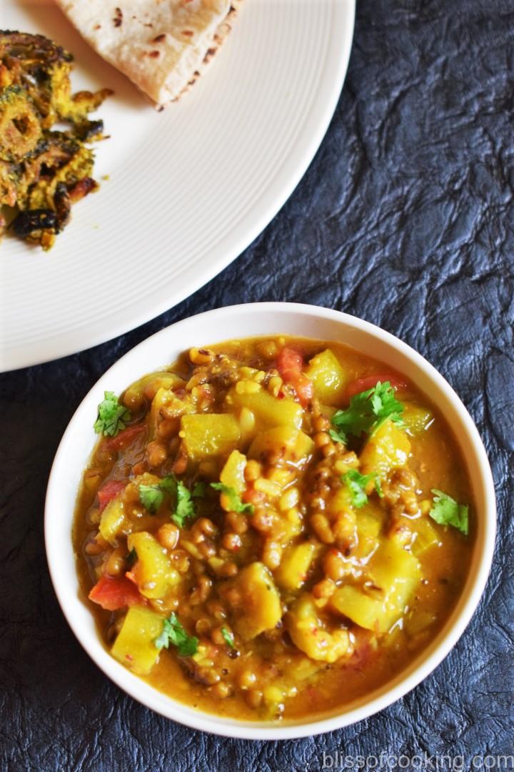 Torai Aur Sabut Moong Ki Sabzi, Ridge Gourd With Green Gram