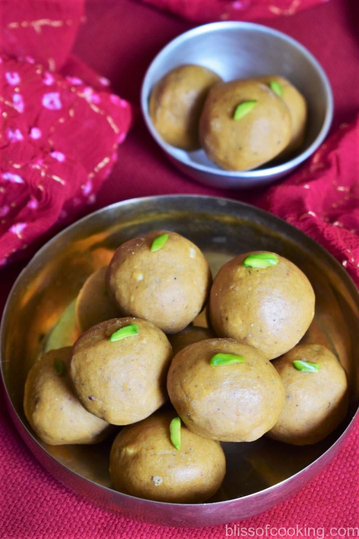 Besan Ke Laddu, Besan Ke Laddoo, Gram Flour Sweet